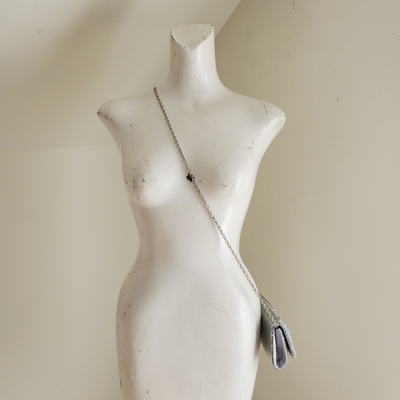 Jessica McClintock Silver Chainmail Bow Clutch with Crossbody Chain - Picture 5 of 5